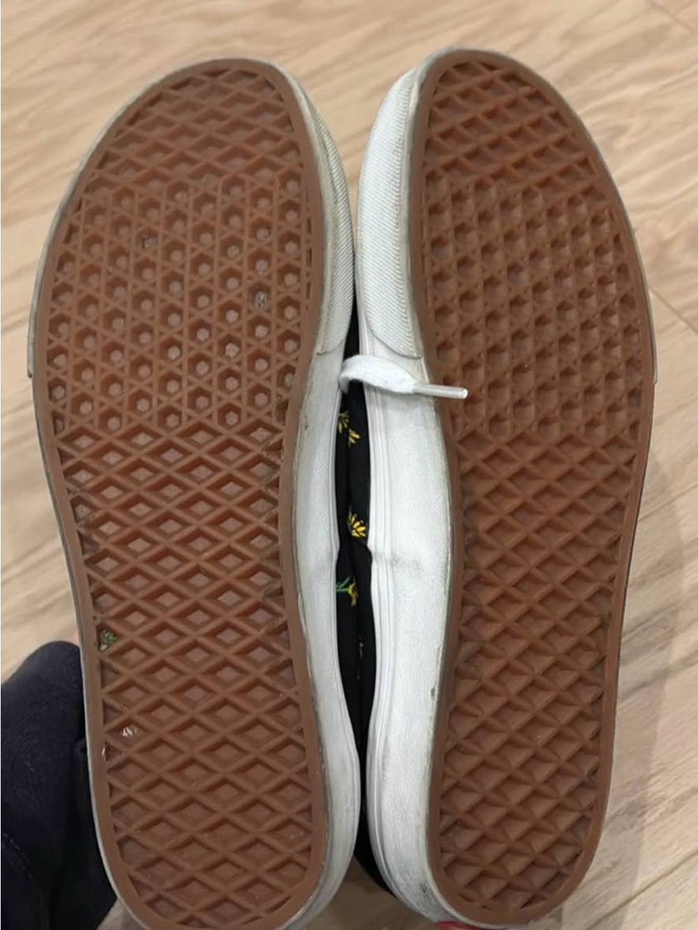 Vans Women’s 10.5 Black Canvas Sneakers with Yellow Daisy Print - Picture 3 of 6